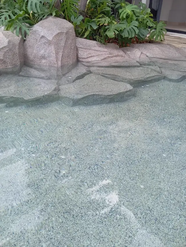 Pedras artificiais com textura de granito em piscina